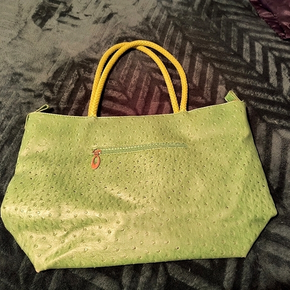 Handbags - Green big tote bag. Good condition. Trendy color summer 2024.